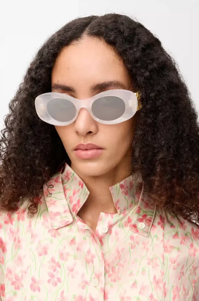 Abgeschrägte ovale Maxi Anagram Sonnenbrille Weiß