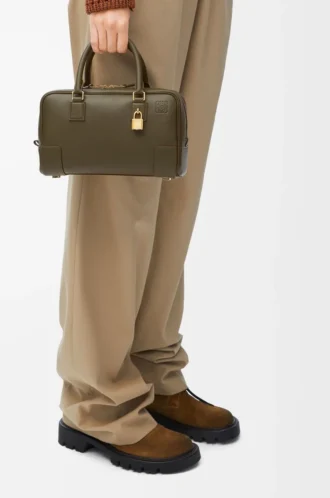 Amazona 23 Tasche aus Nappakalbsleder in Dark Khaki
