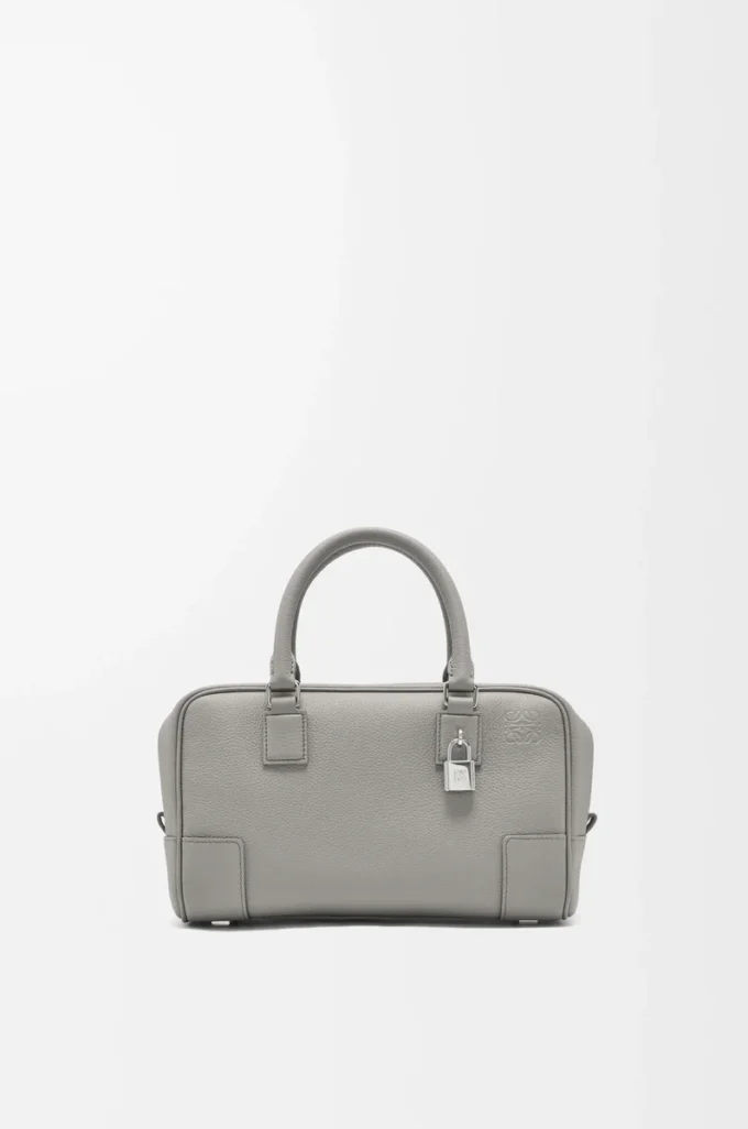 Amazona 23 Tasche aus weichem genarbtem Kalbsleder Perlgrau