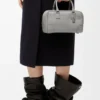 Amazona 23 Tasche aus weichem genarbtem Kalbsleder Perlgrau