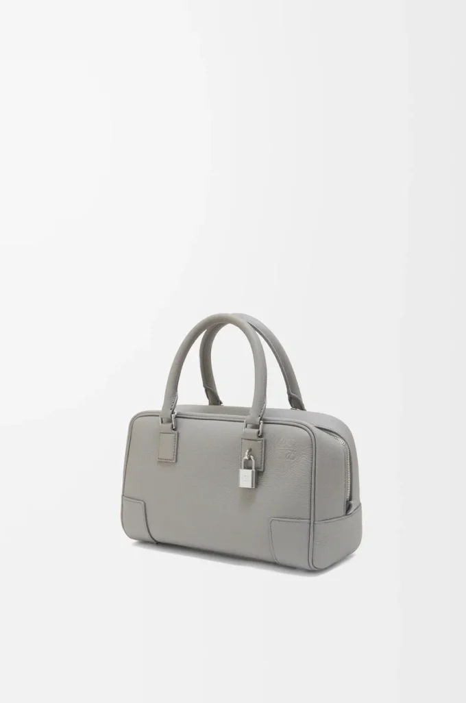 Amazona 23 Tasche aus weichem genarbtem Kalbsleder Perlgrau