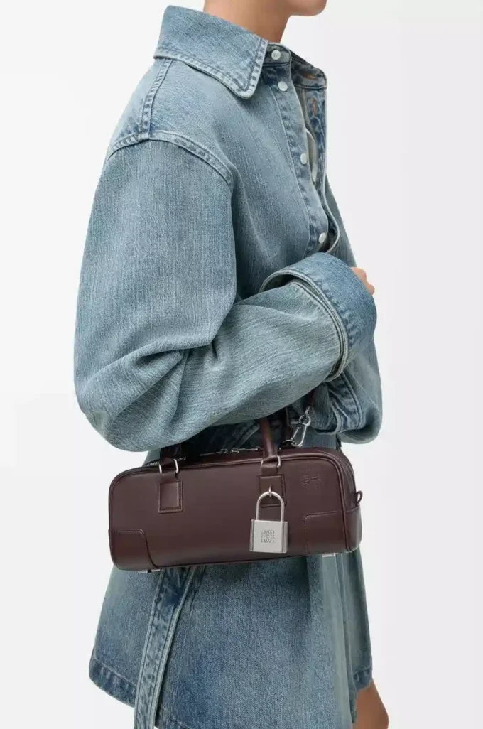 Amazona 23 verkürzte Tasche aus glänzendem Kalbsleder Dunkelbraun