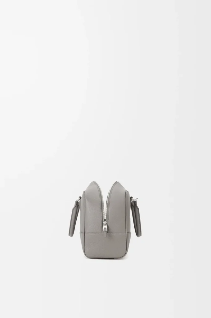 Amazona 28 Tasche aus weichem genarbtem Kalbsleder in Perlgrau