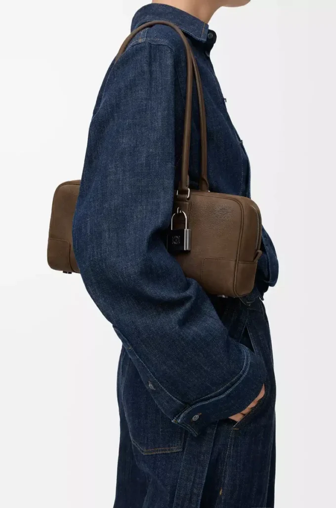 Amazona 31 verkürzte Tasche aus genarbtem Nubukleder Tundra