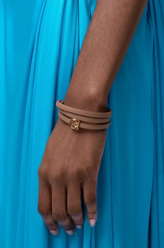 Anagram Bombé Twist-Armband aus Kalbsleder in Kakao