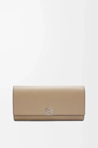 Anagram Continental-Brieftasche aus pebble-genarbtem Kalbsleder in Sand