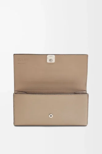 Anagram Continental-Brieftasche aus pebble-genarbtem Kalbsleder in Sand