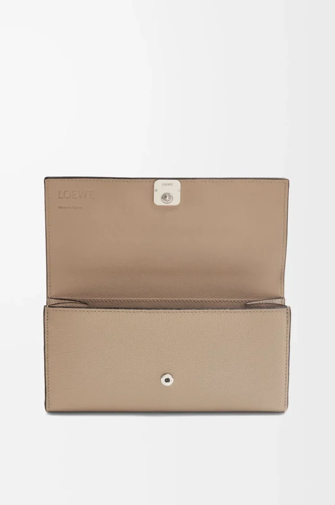 Anagram Continental-Brieftasche aus pebble-genarbtem Kalbsleder in Sand