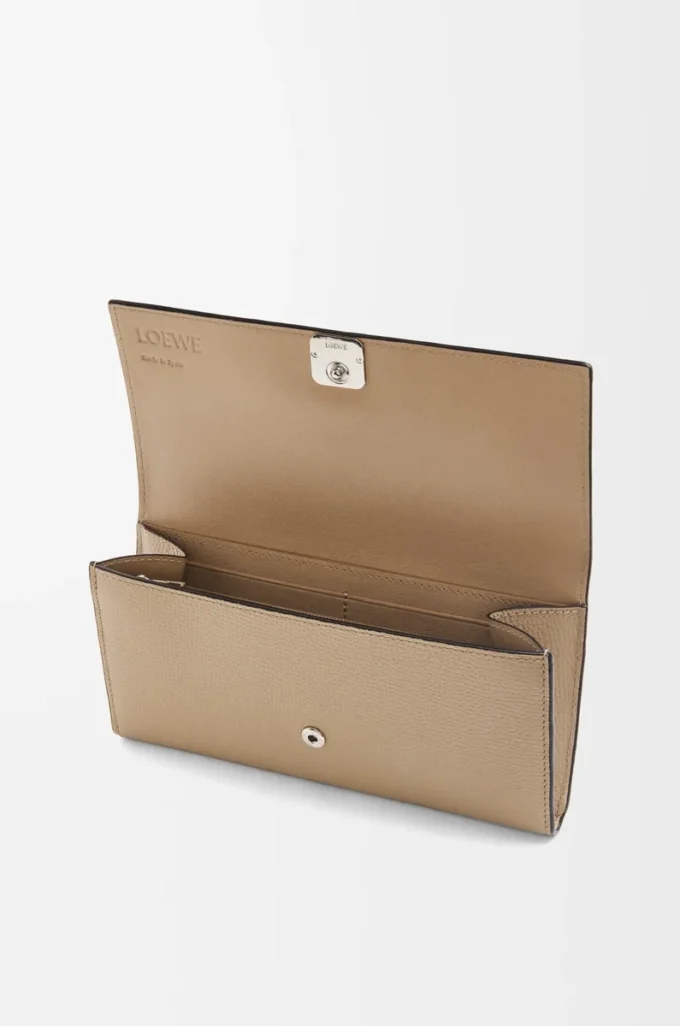 Anagram Continental-Brieftasche aus pebble-genarbtem Kalbsleder in Sand