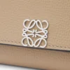 Anagram Continental-Brieftasche aus pebble-genarbtem Kalbsleder in Sand