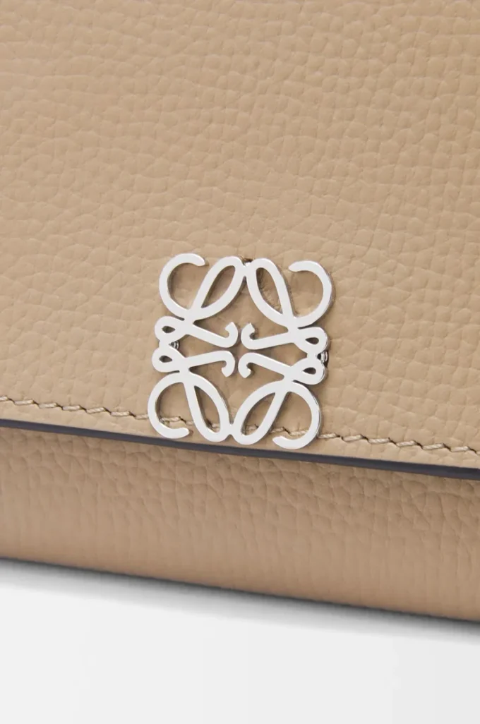 Anagram Continental-Brieftasche aus pebble-genarbtem Kalbsleder in Sand