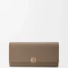 Anagram Continental-Brieftasche aus pebble-genarbtem Kalbsleder Taupe