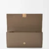 Anagram Continental-Brieftasche aus pebble-genarbtem Kalbsleder Taupe