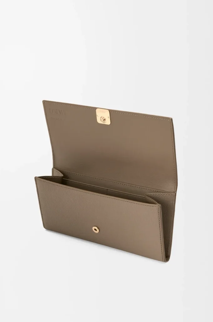 Anagram Continental-Brieftasche aus pebble-genarbtem Kalbsleder Taupe