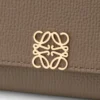 Anagram Continental-Brieftasche aus pebble-genarbtem Kalbsleder Taupe