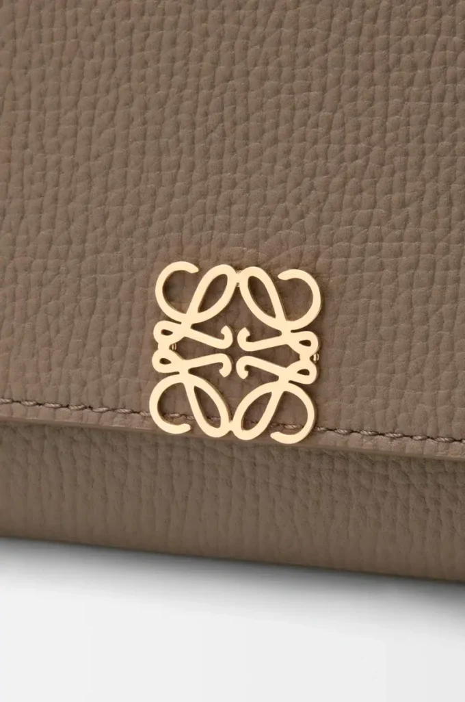 Anagram Continental-Brieftasche aus pebble-genarbtem Kalbsleder Taupe