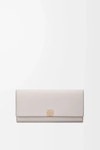 Anagram Continental-Geldbörse aus genarbtem Kalbsleder in Light Ghost Grey