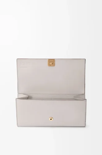Anagram Continental-Geldbörse aus genarbtem Kalbsleder in Light Ghost Grey