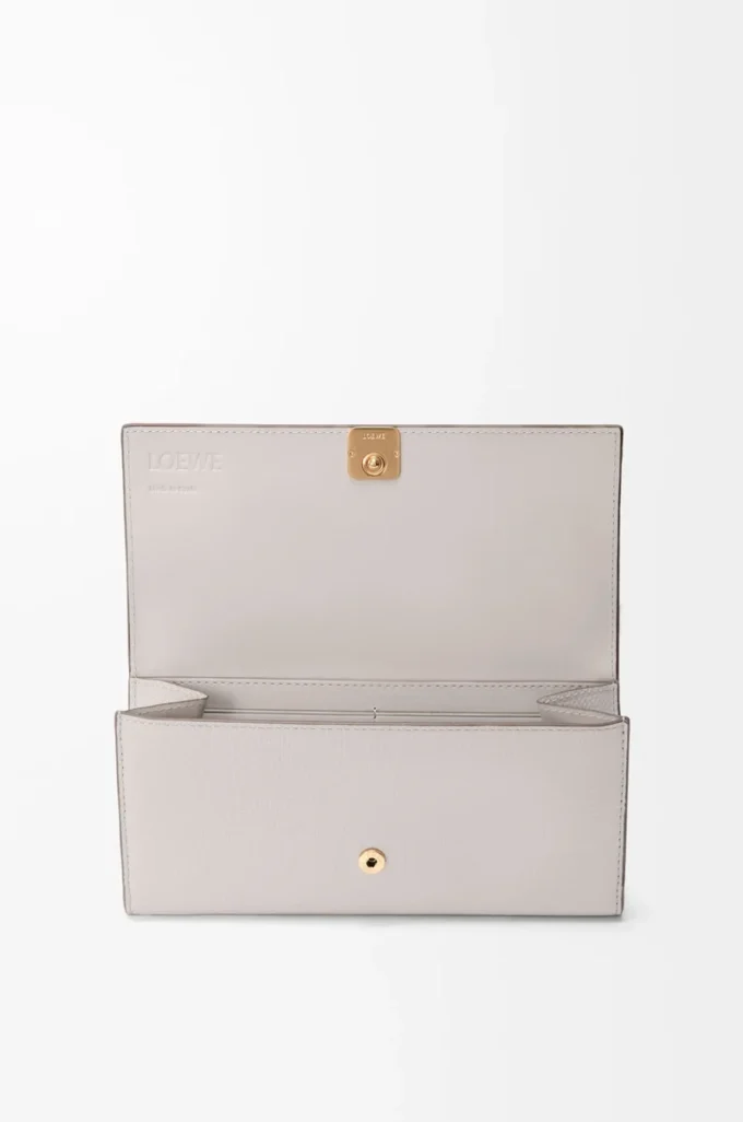 Anagram Continental-Geldbörse aus genarbtem Kalbsleder in Light Ghost Grey