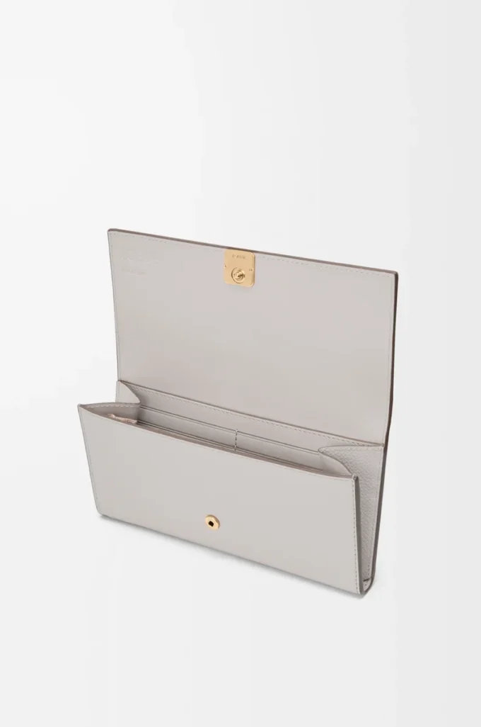 Anagram Continental-Geldbörse aus genarbtem Kalbsleder in Light Ghost Grey