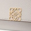 Anagram Continental-Geldbörse aus genarbtem Kalbsleder in Light Ghost Grey