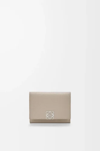 Anagram Dreifach-Brieftasche aus genarbtem Kalbsleder Clay