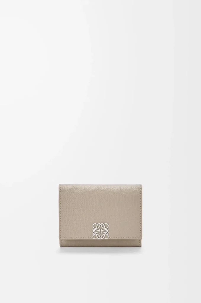 Anagram Dreifach-Brieftasche aus genarbtem Kalbsleder Clay