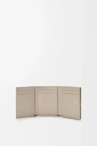 Anagram Dreifach-Brieftasche aus genarbtem Kalbsleder Clay