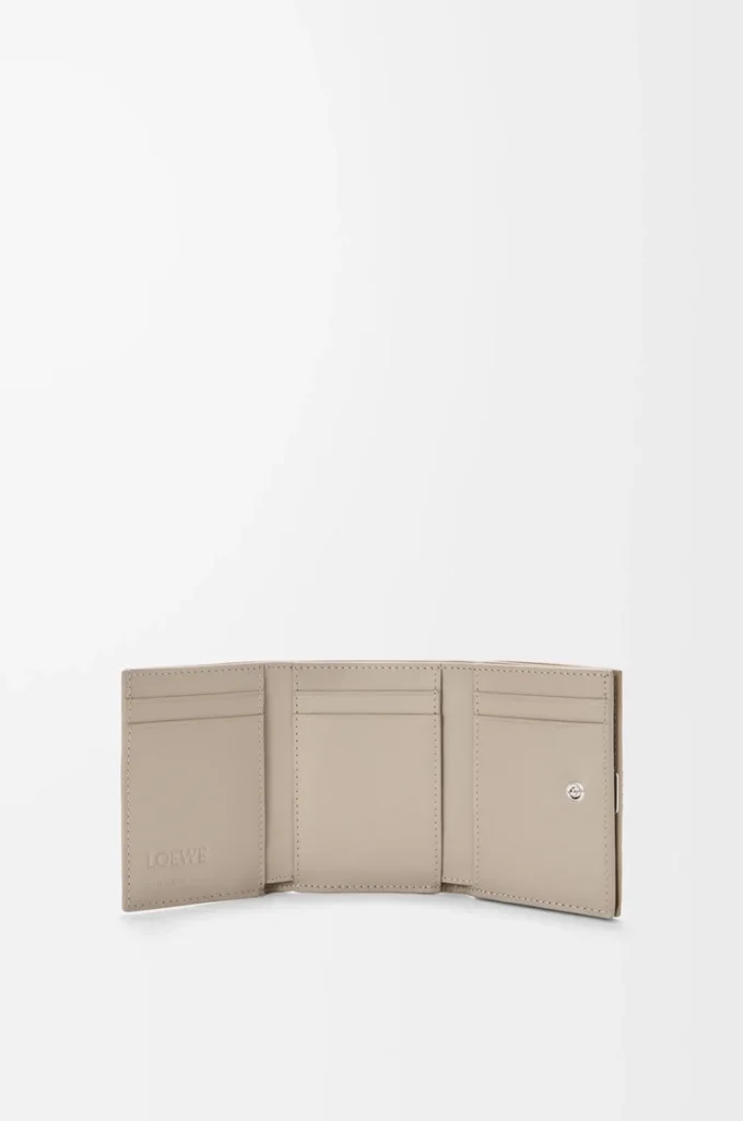 Anagram Dreifach-Brieftasche aus genarbtem Kalbsleder Clay