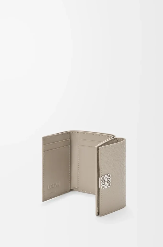 Anagram Dreifach-Brieftasche aus genarbtem Kalbsleder Clay