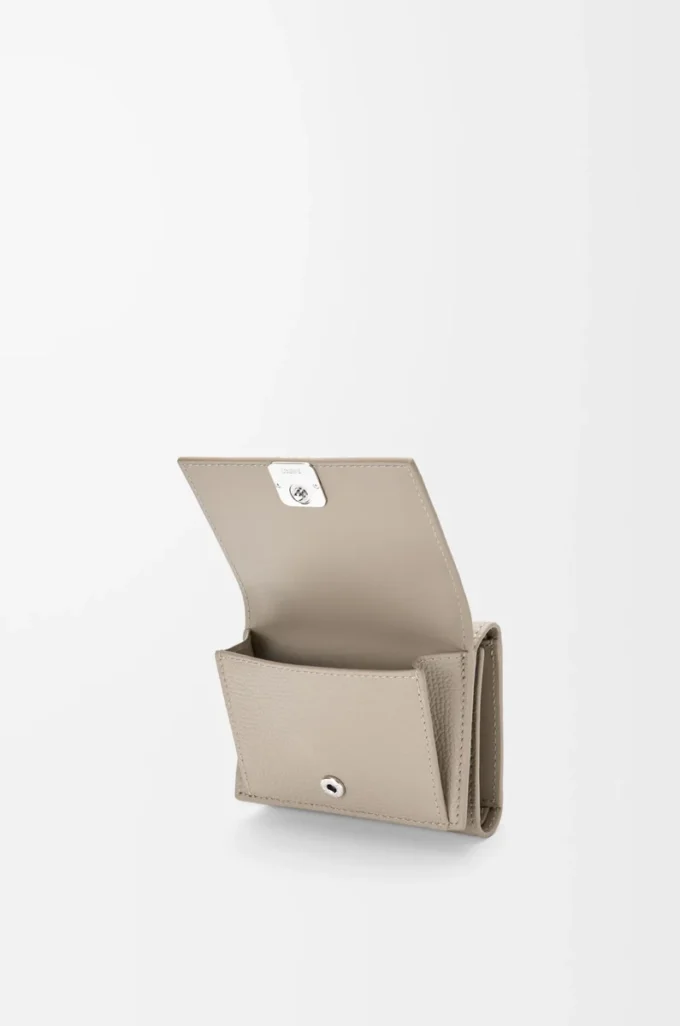 Anagram Dreifach-Brieftasche aus genarbtem Kalbsleder Clay