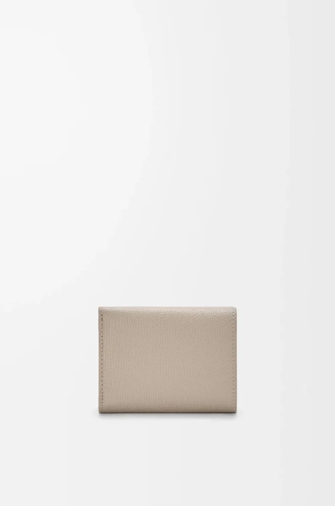 Anagram Dreifach-Brieftasche aus genarbtem Kalbsleder Clay