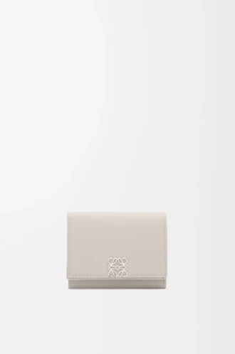Anagram Dreifach-Geldbörse aus genarbtem Kalbsleder Light Ghost