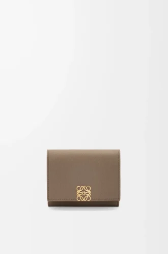 Anagram Dreifach-Geldbörse aus pebble-genarbtem Kalbsleder Taupe