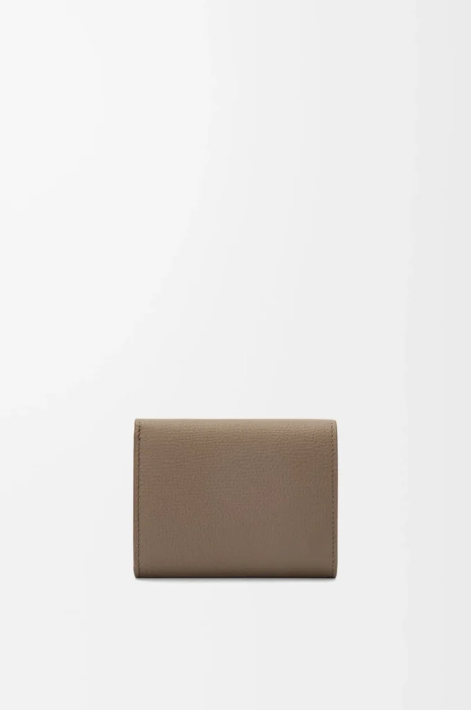 Anagram Dreifach-Geldbörse aus pebble-genarbtem Kalbsleder Taupe