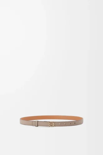 Anagram-Gürtel aus pebble grain Kalbsleder in Sand/Gold