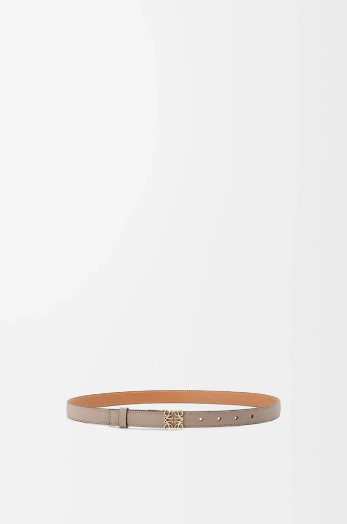 Anagram-Gürtel aus pebble grain Kalbsleder in Sand/Gold