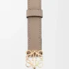 Anagram-Gürtel aus pebble grain Kalbsleder in Sand/Gold