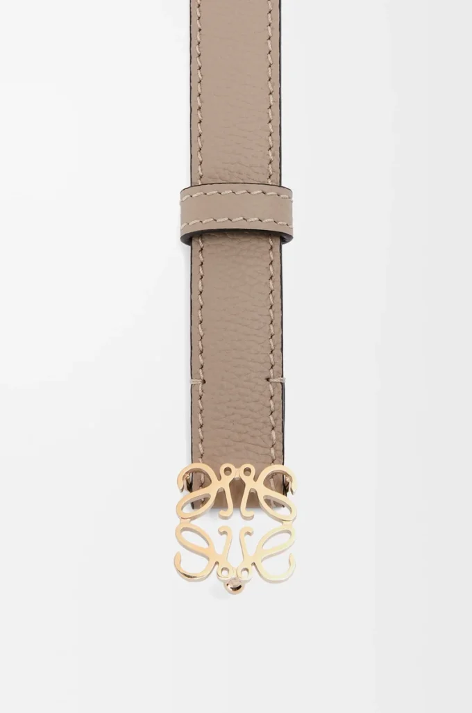 Anagram-Gürtel aus pebble grain Kalbsleder in Sand/Gold
