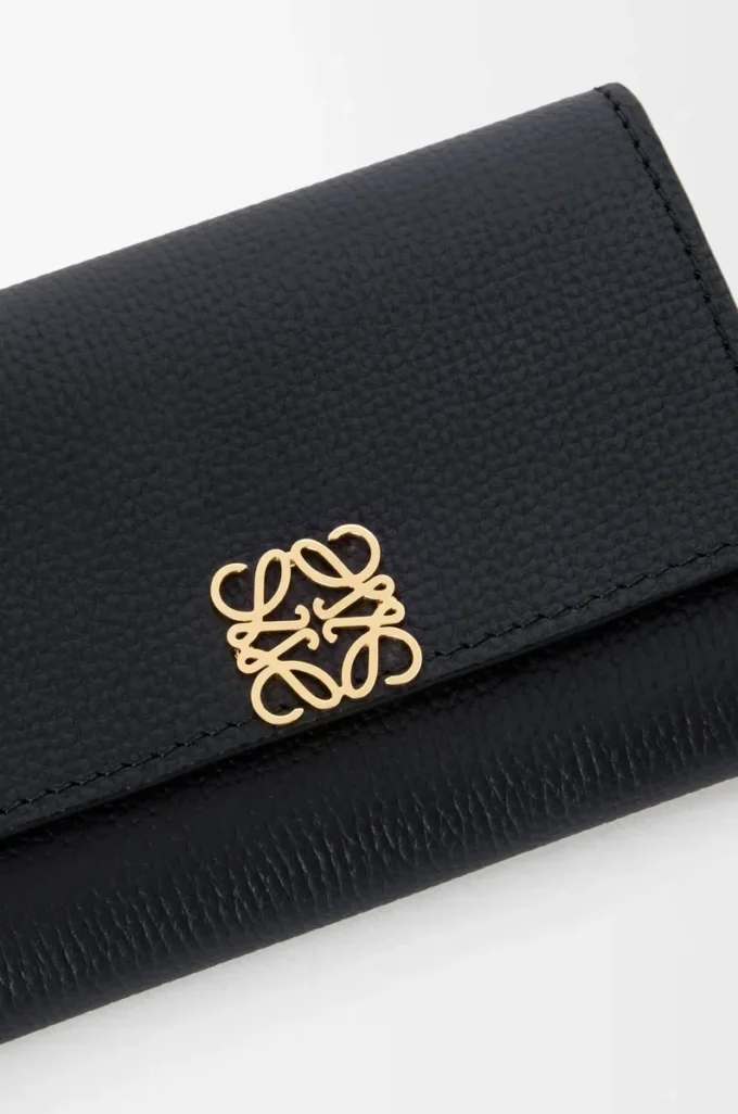 Anagram kleine vertikale Geldbörse aus genarbtem Kalbsleder Black/Gold