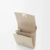 Anagram Kompakte Brieftasche mit Klappe aus genarbtem Kalbsleder in Hellgrau
