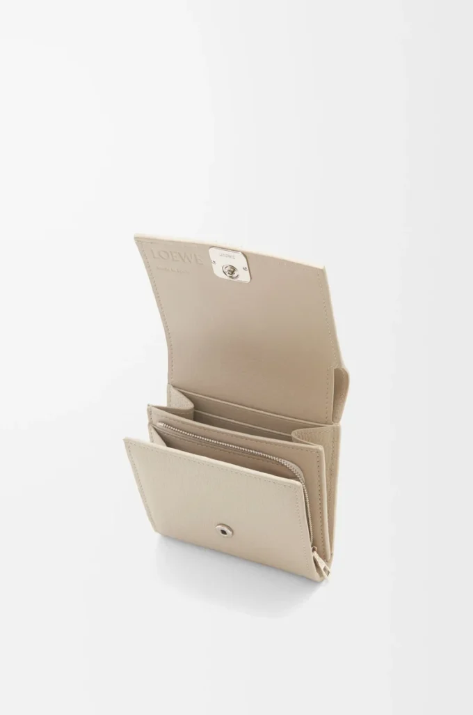 Anagram Kompakte Brieftasche mit Klappe aus genarbtem Kalbsleder in Hellgrau