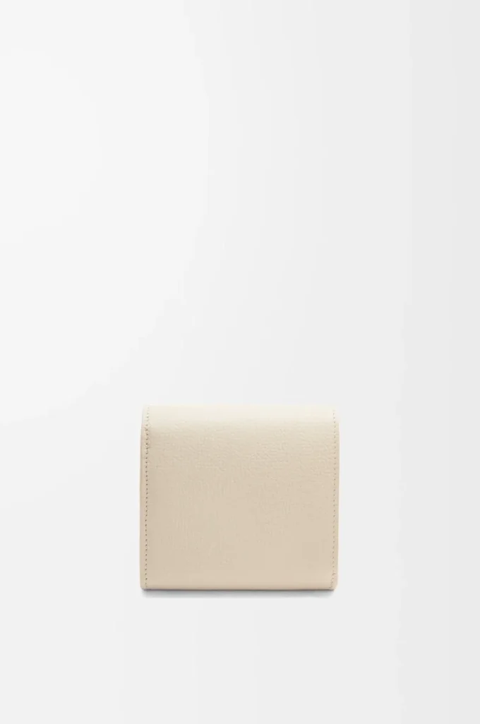 Anagram Kompakte Brieftasche mit Klappe aus genarbtem Kalbsleder in Hellgrau