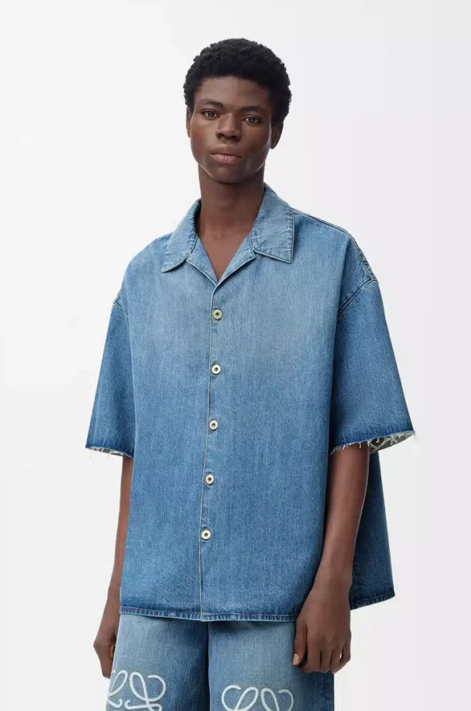 Anagram-Kurzarmhemd aus Denim Gewaschener Denim