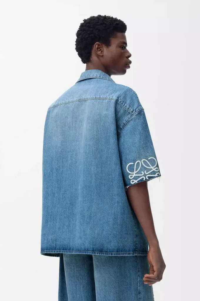 Anagram-Kurzarmhemd aus Denim Gewaschener Denim