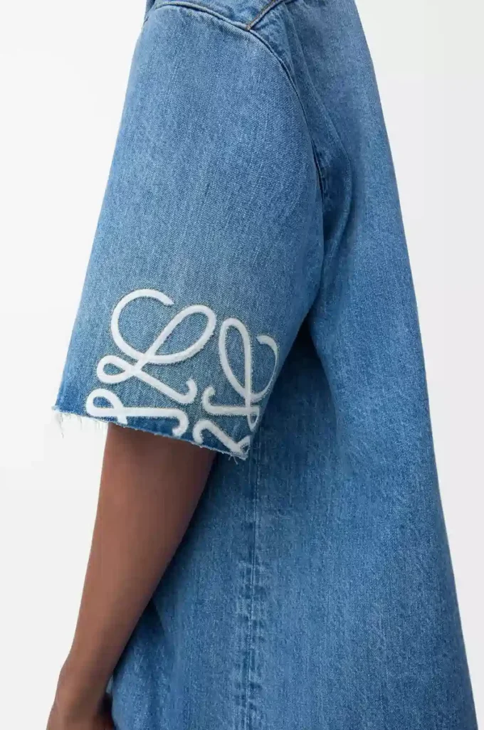 Anagram-Kurzarmhemd aus Denim Gewaschener Denim