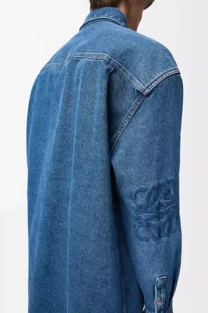 Anagram-Overshirt aus Denim in Mittelblau