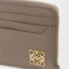Anagram quadratischer Münz-Kartenhalter aus genarbtem Kalbsleder Taupe