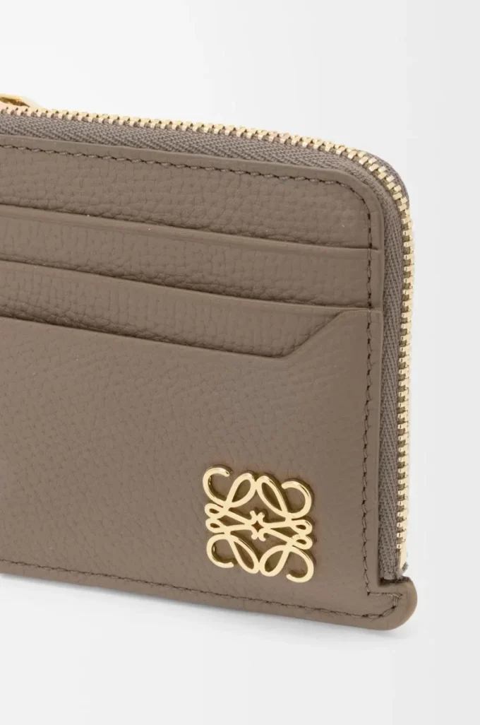 Anagram quadratischer Münz-Kartenhalter aus genarbtem Kalbsleder Taupe