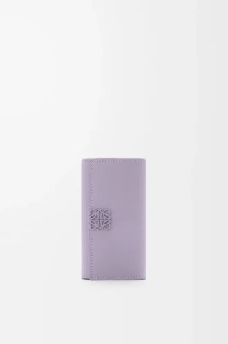 Anagram Schlüsselanhänger aus genarbtem Kalbsleder in Dirty Mauve